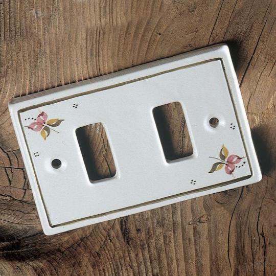 keramicka rucne malovana vypinacovy ram vypinac rolnicky dom rekonstrukcia biela vzorovany svorka mediteranska klasicka rekreacna chata lameridiana interierovy dizajn.jpg